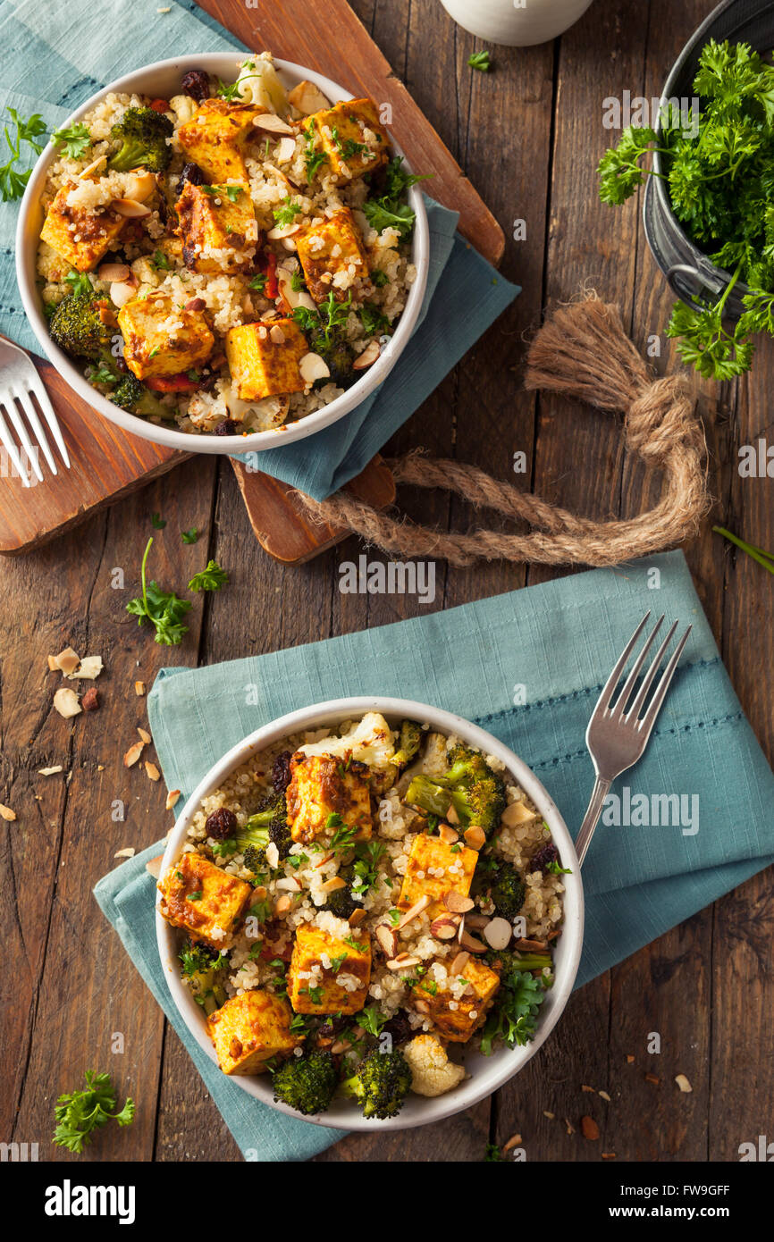 Bol de tofu Quinoa fait maison avec des légumes et d'Herbes rôties Banque D'Images