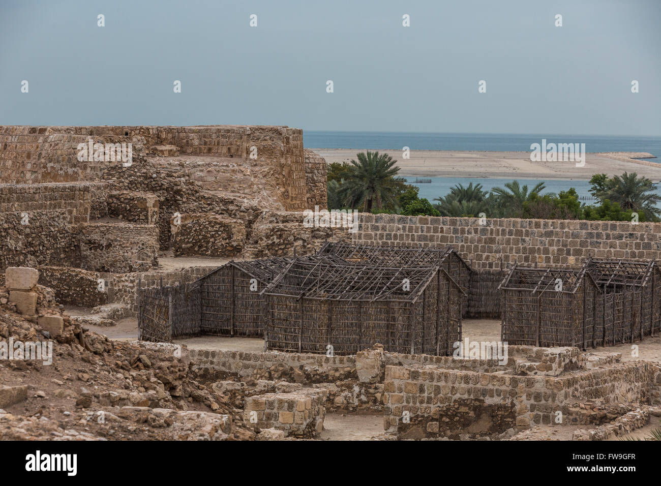 Arish ou huttes Barasti, Qal'at al-Bahreïn, aussi connu sous le Fort de Bahreïn Banque D'Images