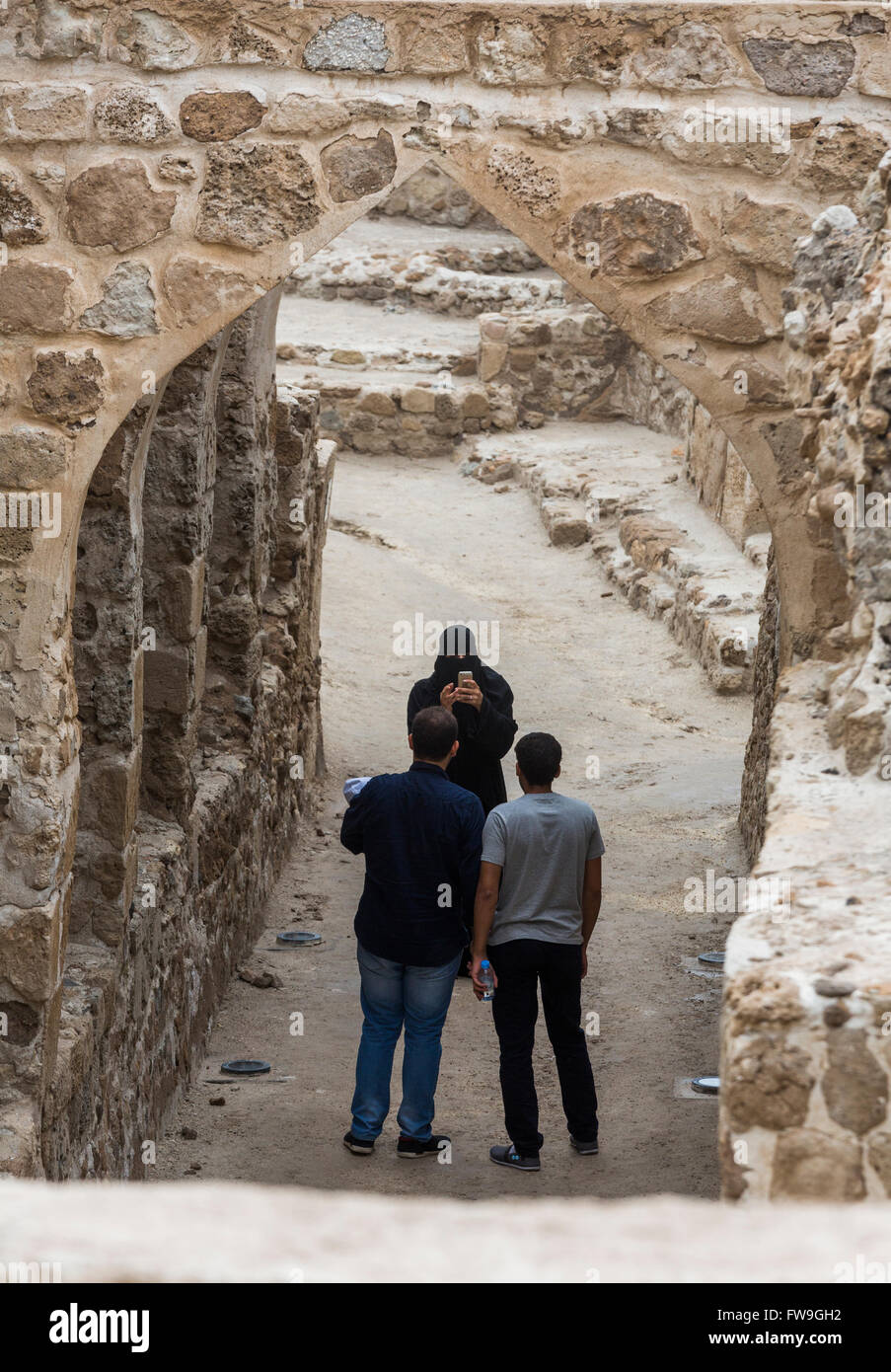 Les touristes arabes, Qal'at al-Bahreïn, aussi connu sous le Fort de Bahreïn Banque D'Images