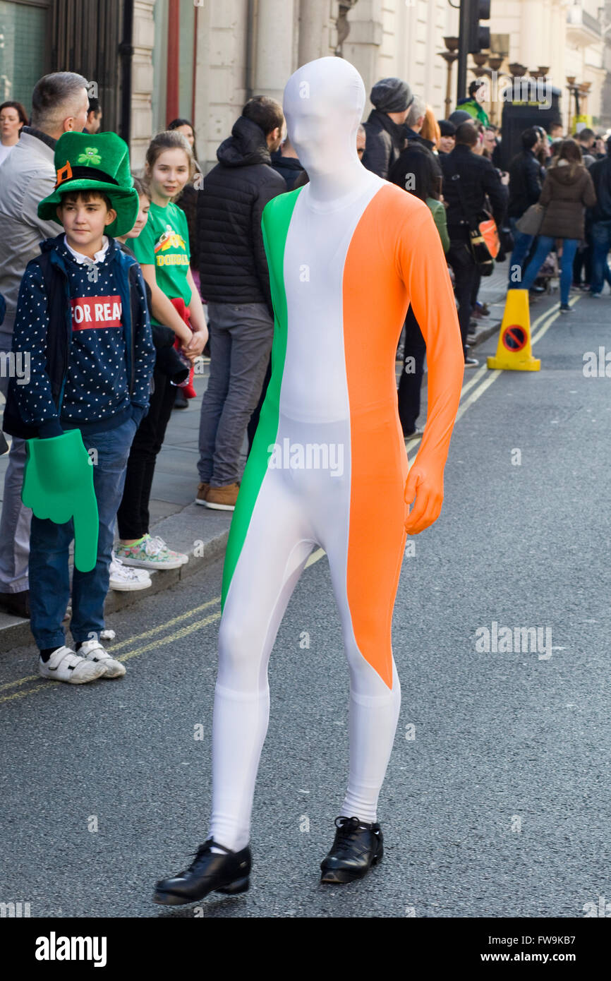 Dans un homme de couleur Morphsuit irlandais à Londres pour la parade de la St Patrick Banque D'Images