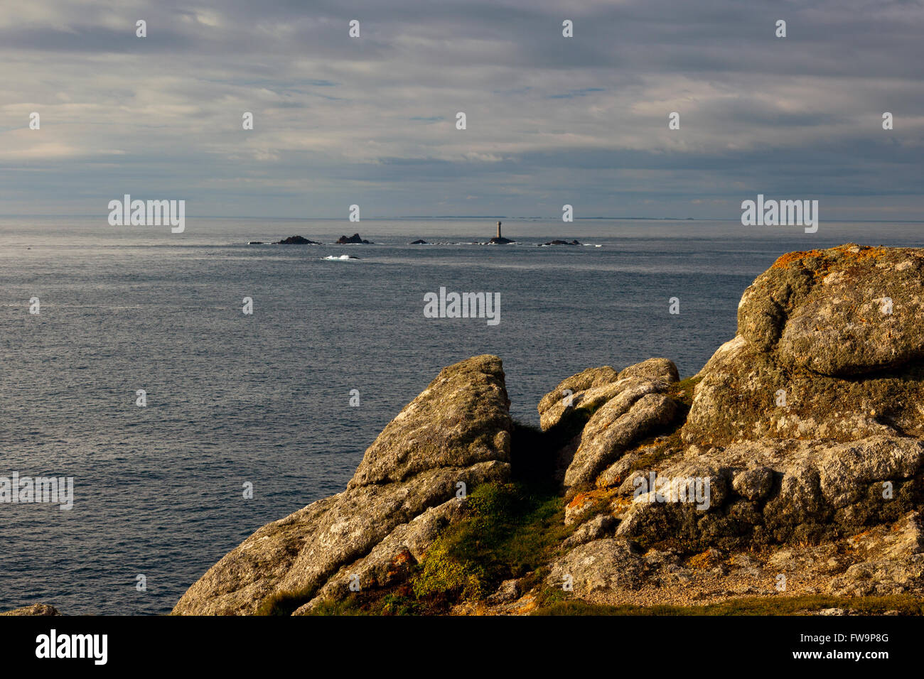 Une rare vue de la Îles Scilly à l'horizon, au-delà du phare, de Drakkars Land's End, Cornwall, England, UK Banque D'Images