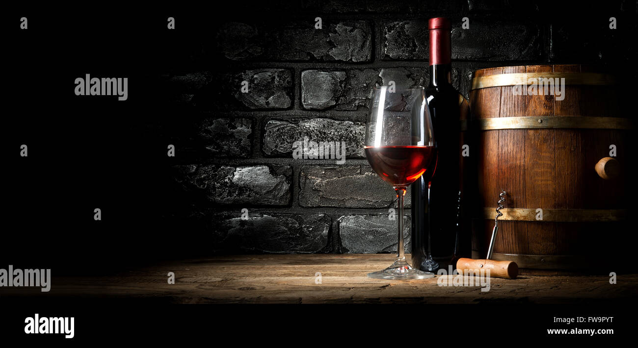 Vieux vin rouge près de black brick wall Banque D'Images