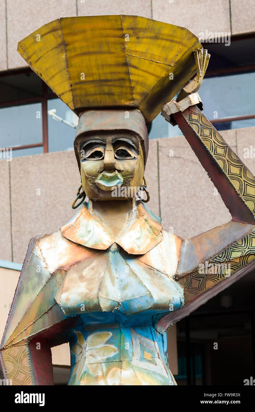 Grande sculpture de métal de l'esprit d'une femme dans la LNDC Square, CBD, Maseru, Lesotho Banque D'Images