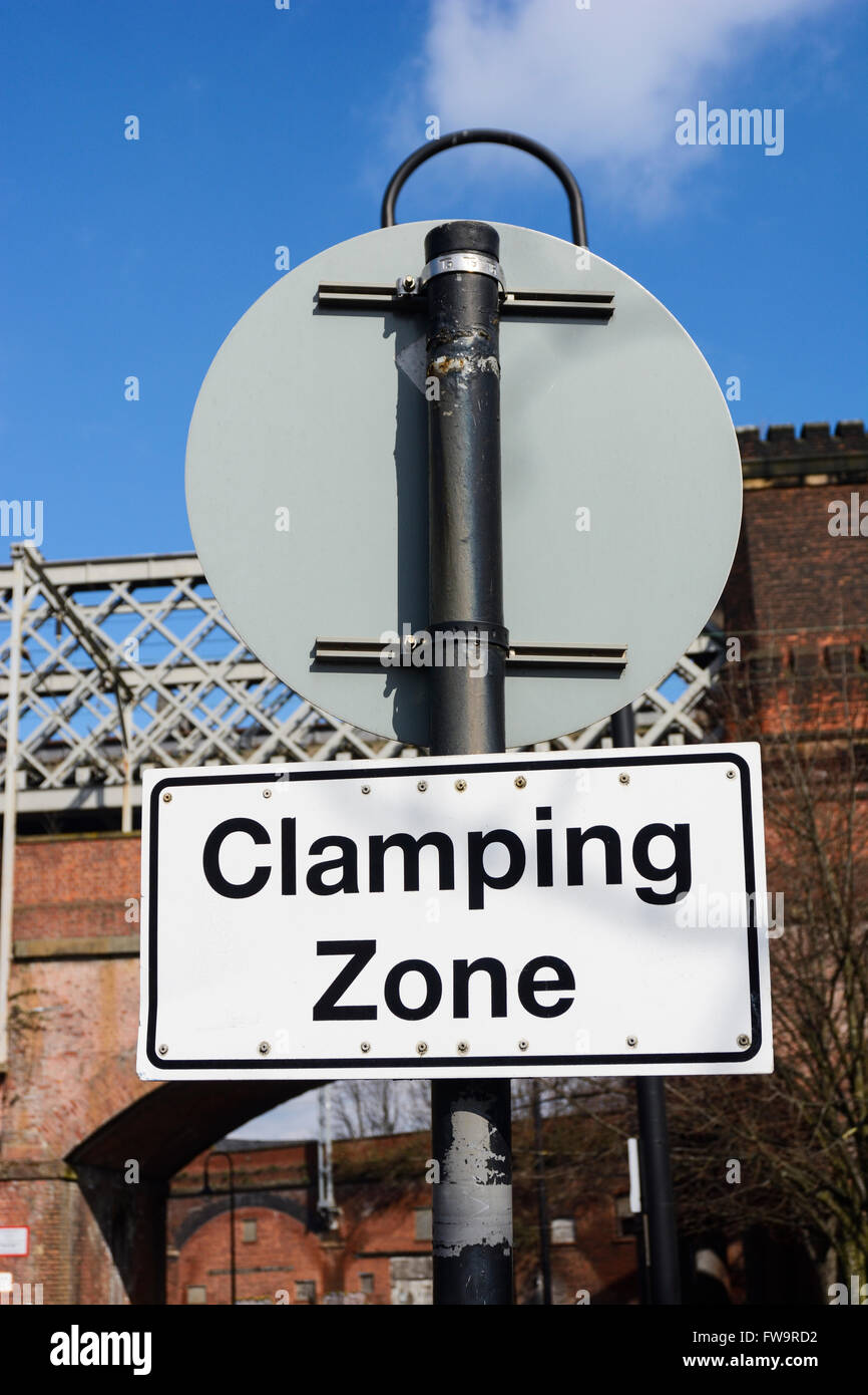 Dans Signpost Castlefields, Manchester, conseiller le secteur est une zone de serrage de roue pour parking voiture non autorisées ou illégales. Banque D'Images