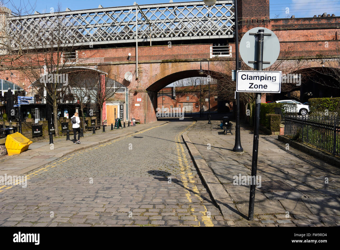 Dans Signpost Castlefields, Manchester, conseiller le secteur est une zone de serrage de roue pour parking voiture non autorisées ou illégales. Banque D'Images