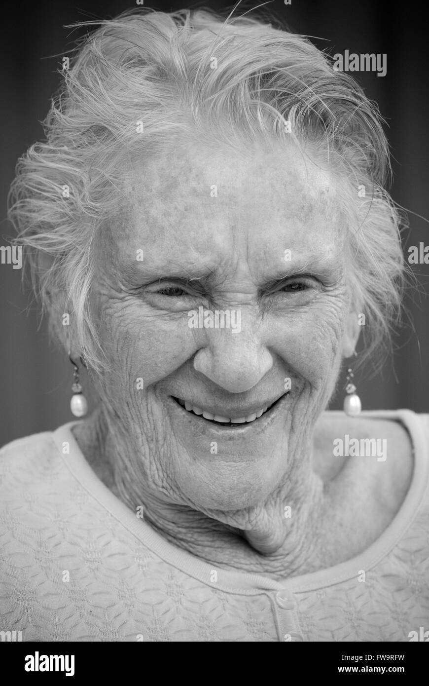 Portrait of smiling vieille dame en noir et blanc Banque D'Images