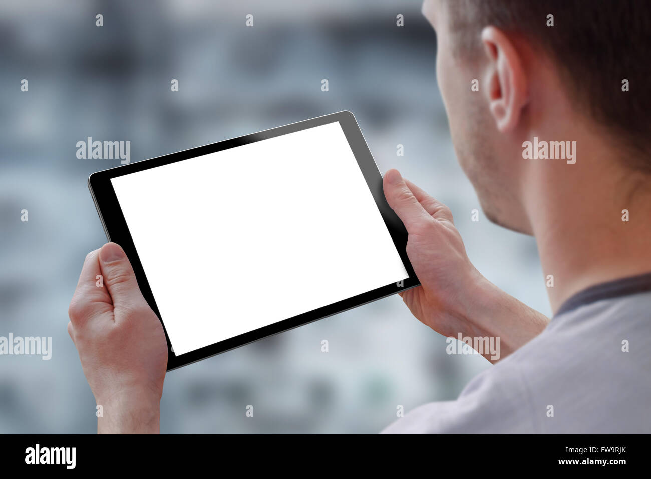 Tablette avec écran isolé pour homme dans la maquette des mains. La vie de la ville en arrière-plan. Écran de l'appareil isolé pour la conception, l'interface promo Banque D'Images