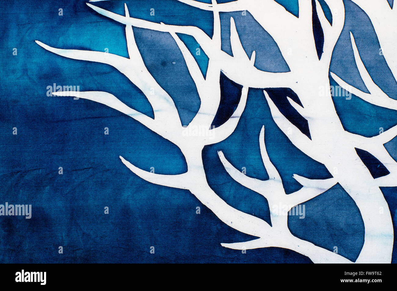 Cornes de cerf, arbre mystique, turquoise, hot batik, texture de fond, la main sur la soie, abstract art surréalisme Banque D'Images