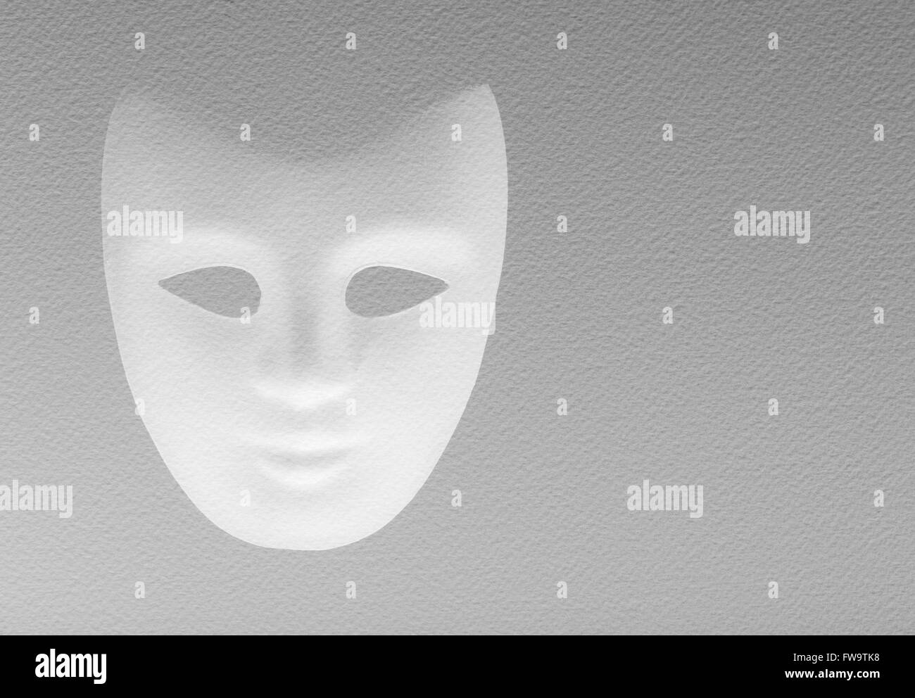 Masque blanc texture sur un papier blanc Banque D'Images