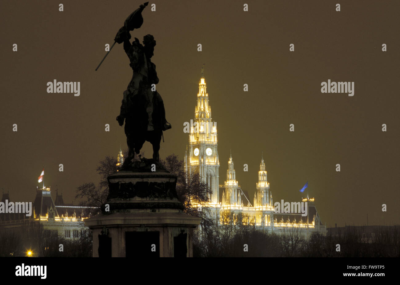 AUT, l'Autriche, Vienne, l'archiduc Karl monument, dans l'arrière-plan l'hôtel de ville. Tau, Oesterreich, Wien, Erzherzog Karl Denkmal, Banque D'Images