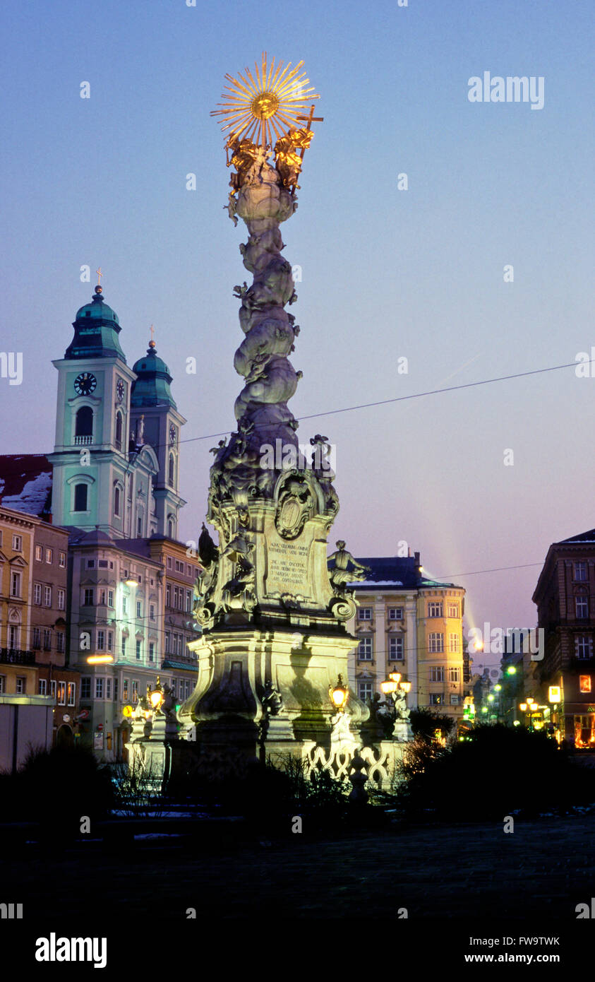 L'Europe, Autriche, Linz, le Trinity Baroque colonne à la place principale, à l'arrière-plan la vieille cathédrale, Ignatius church. Eur Banque D'Images