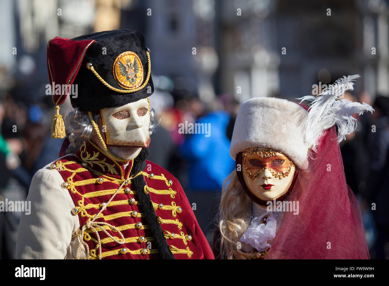 Masques au Carnaval de Venise sur la place Saint-Marc, Venise, Vénétie, Italie. Banque D'Images