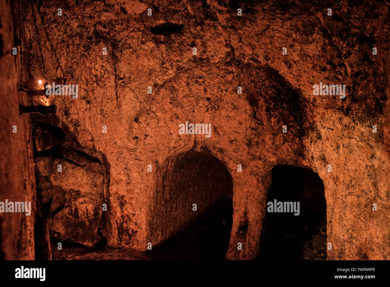 Intérieur de la Tombe de Joseph d'Arimathie un rock anonyme coupe à l'intérieur de la grotte funéraire Chapelle Orthodoxe syriaque de saint Joseph d'Arimathie et Saint Nicodème à l'intérieur de l'église du Saint-Sépulcre à Jérusalem est le quartier chrétien Israël Banque D'Images