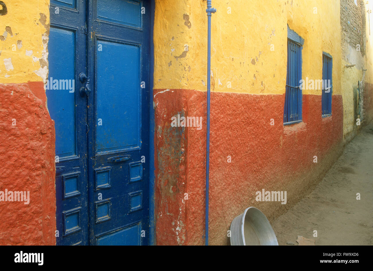 Porte colorée et Street, Aswan, Egypte Banque D'Images