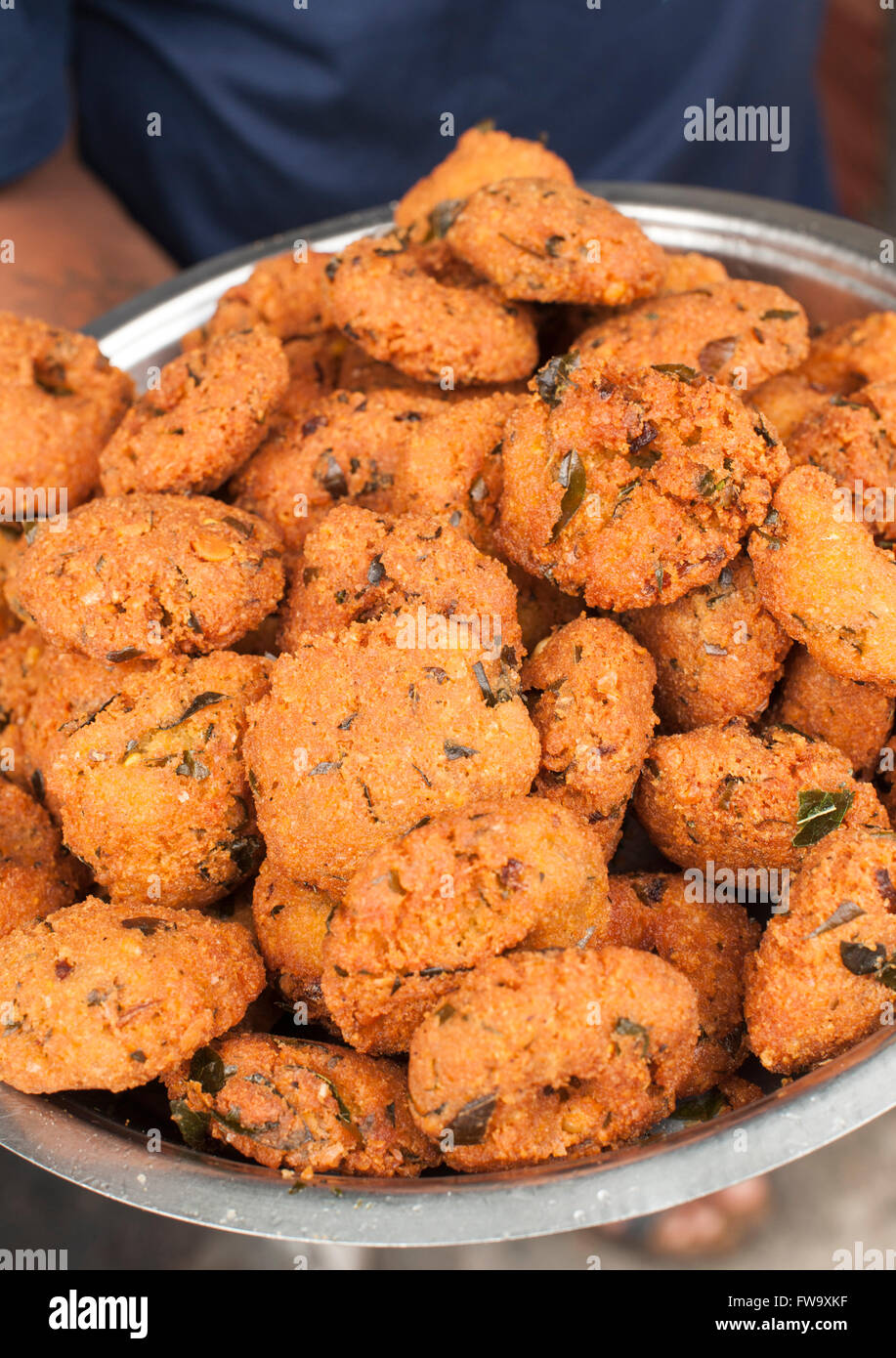Un Bol De Gateaux Piment Un Savoureux Aliments Populaires De Rue A Maurice Photo Stock Alamy