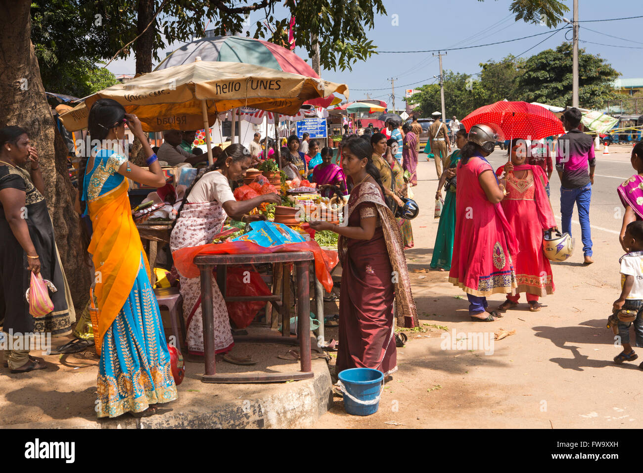 Sri Lanka, Trincomalee, Route de l'arsenal, les femmes à Pillaiyar Kovil temple offrant cale Banque D'Images