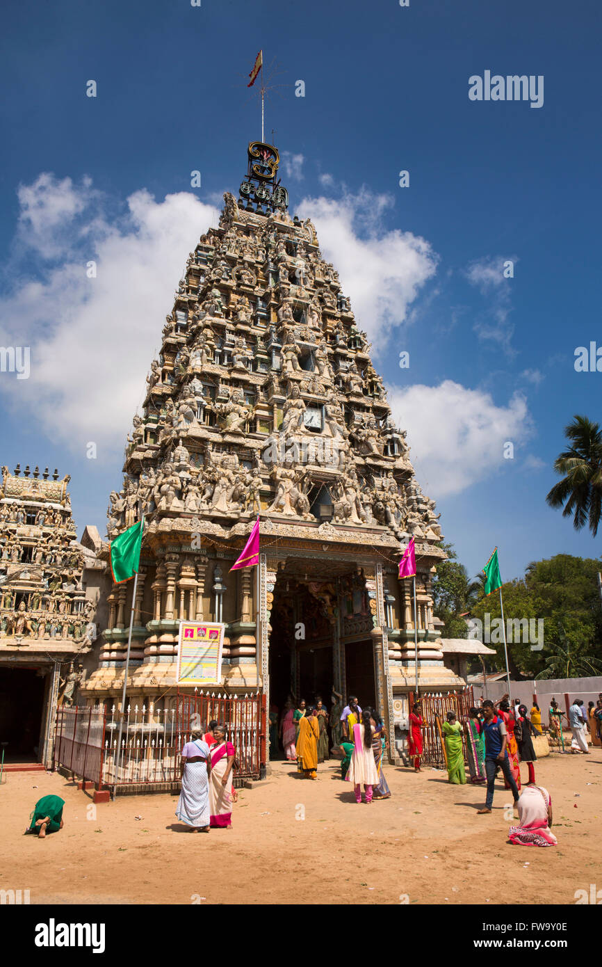 Sri Lanka, Trincomalee, Route de l'arsenal, les dévots se prosternant à à Pillaiyar Kovil temple Banque D'Images