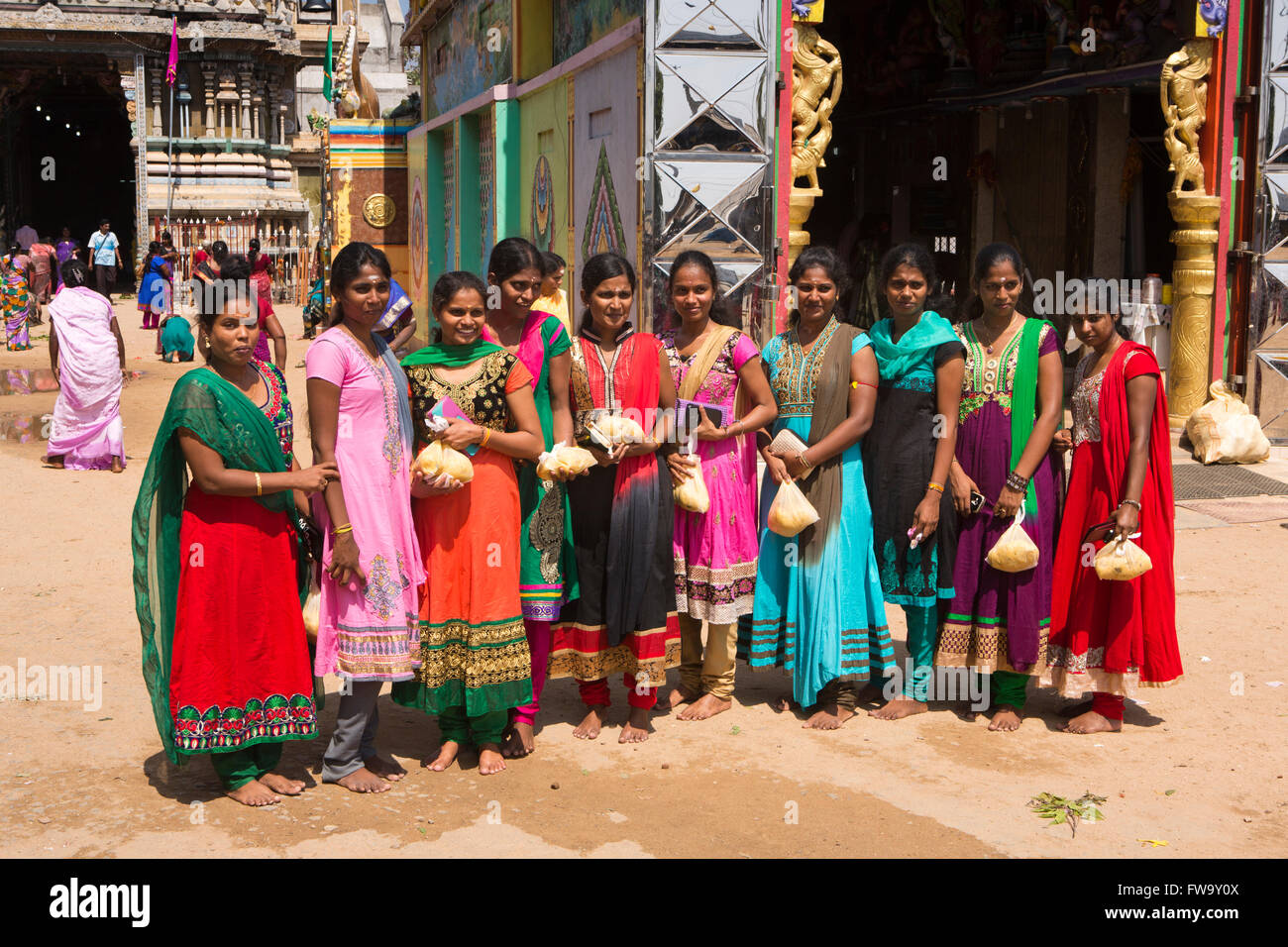 Sri Lanka, Trincomalee, Pillaiyar Kovil temple, bien habillé les femmes en saris colorés à l'entrée Banque D'Images