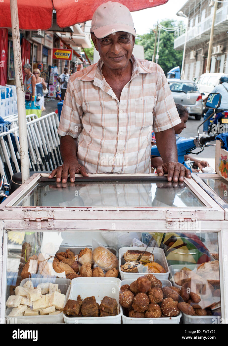 Vendeur de rue au marché de la rue à Port Louis, la capitale de l'île Maurice. Banque D'Images