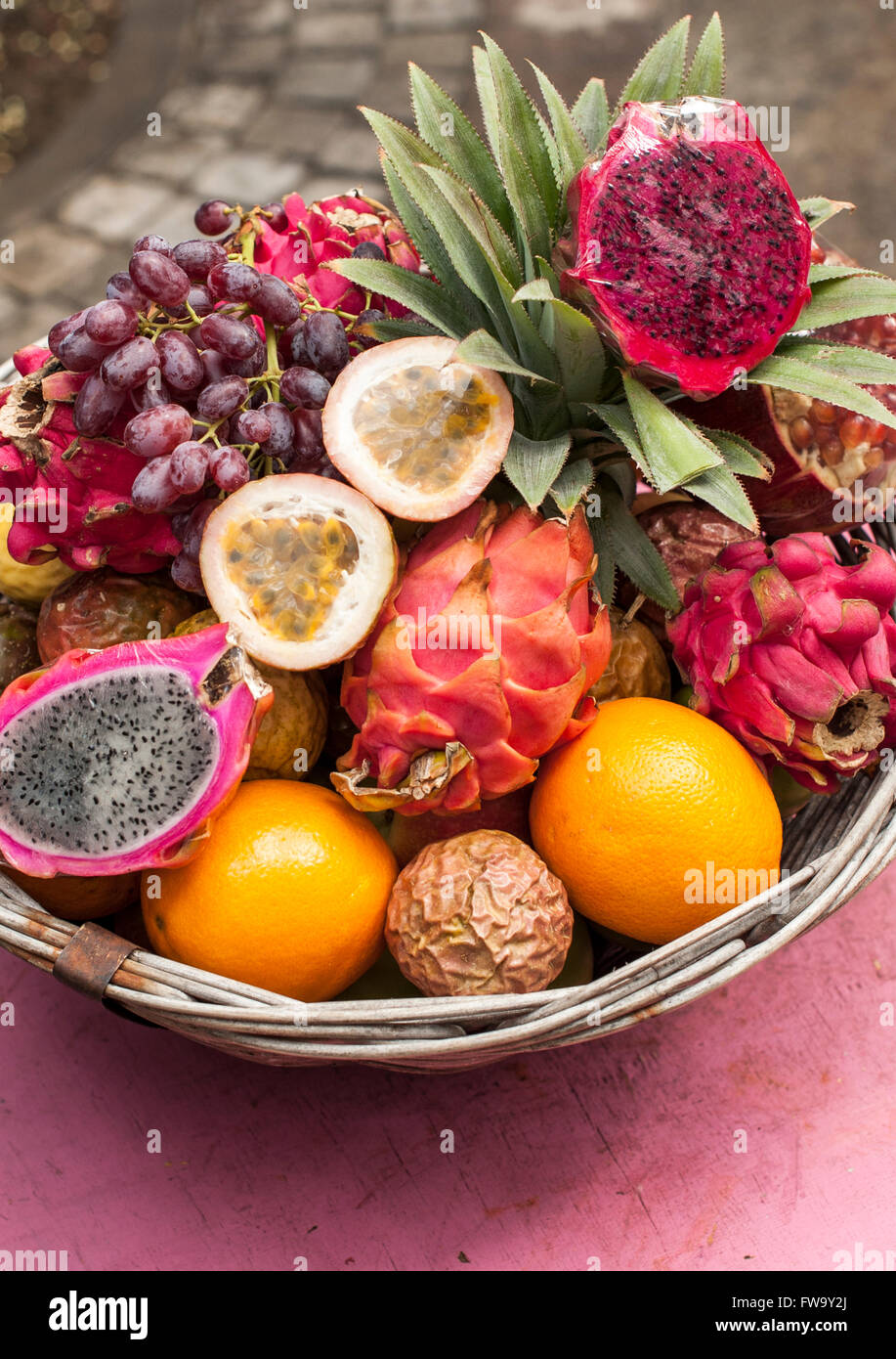 Panier de fruits décoratifs dans le secteur riverain de Port Louis à Maurice. Banque D'Images