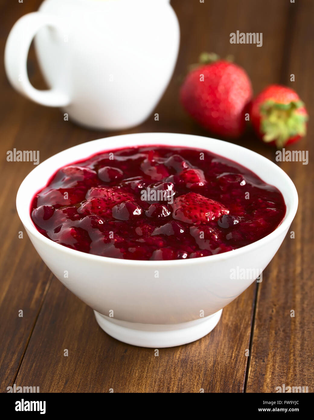 Rote Gruetze (allemand) de gruau rouge red berry pudding à base de fraise, de bleuet, de framboise et de groseille rouge Banque D'Images