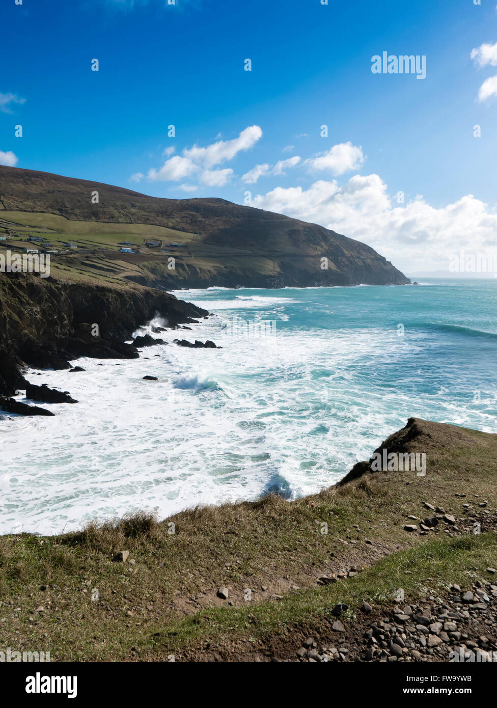Le fracas des vagues sur la plage à Dunquin Slea Head, péninsule de Dingle, comté de Kerry, en République d'Irlande. Banque D'Images