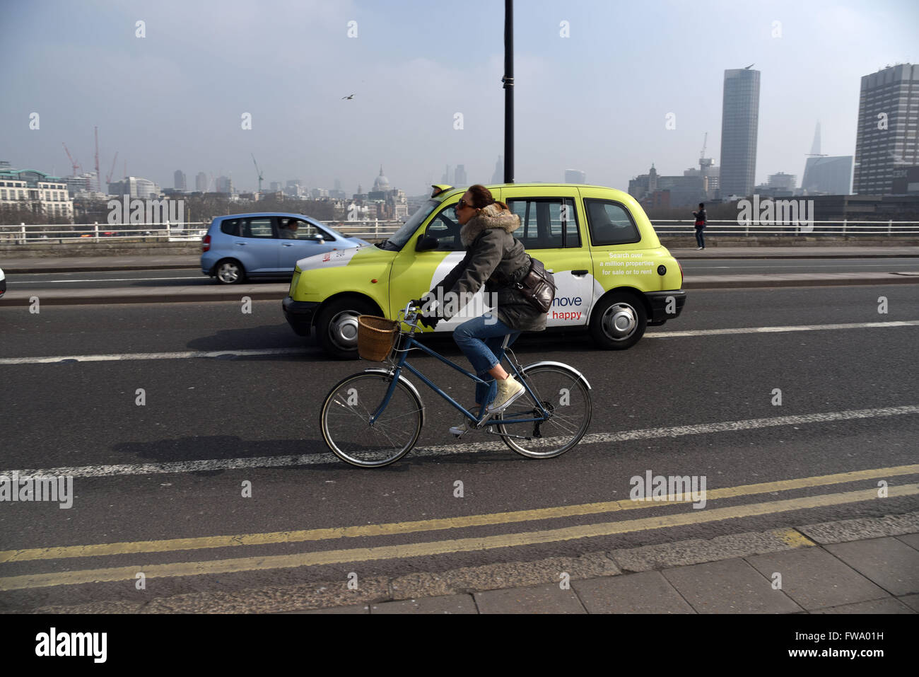 Cycle cycliste femme taxi vert panier bridge Banque D'Images