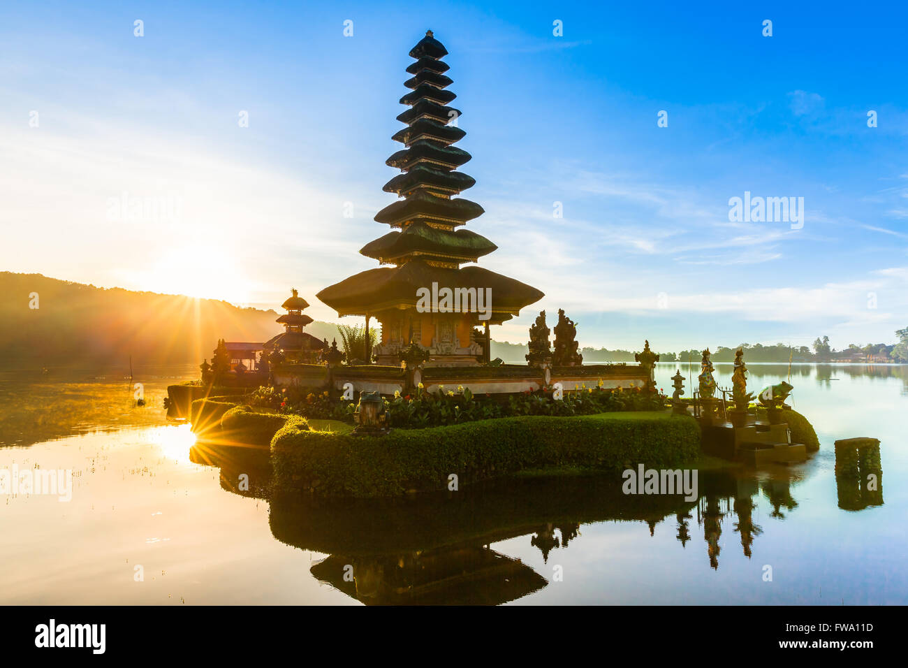 Pura Ulun Danu Bratan au lever du soleil, célèbre temple sur le lac, Bedugul, Bali, Indonésie. Banque D'Images
