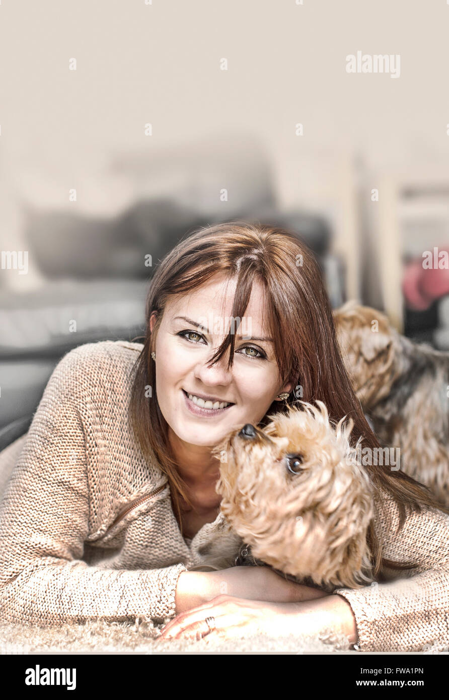 Une jolie femme avec le chien Banque D'Images