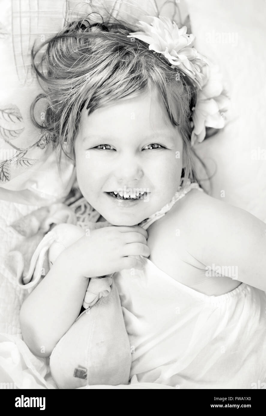 Portrait of a happy girl holding a toy petit Banque D'Images