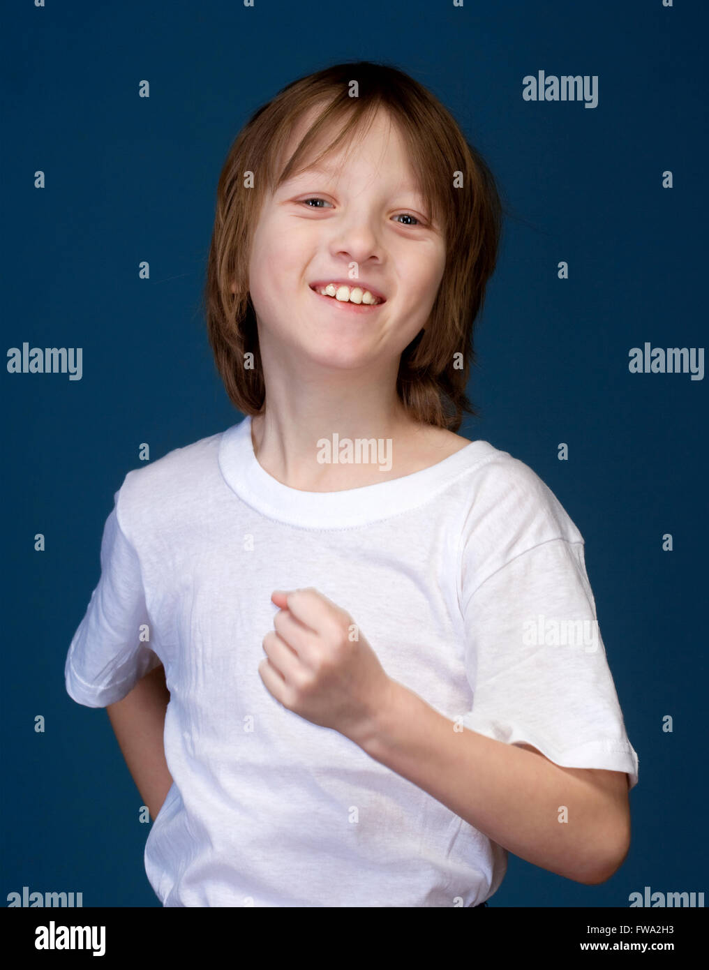 Portrait d'un garçon aux cheveux blonds Smiling Banque D'Images