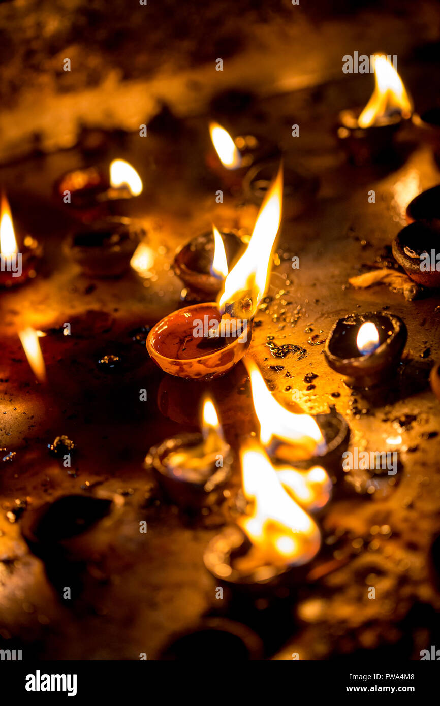 Bougies allumées dans le temple indien. Diwali la fête des lumières. Avertissement - tournage authentiques avec des sensibilités ISO dans des l Banque D'Images
