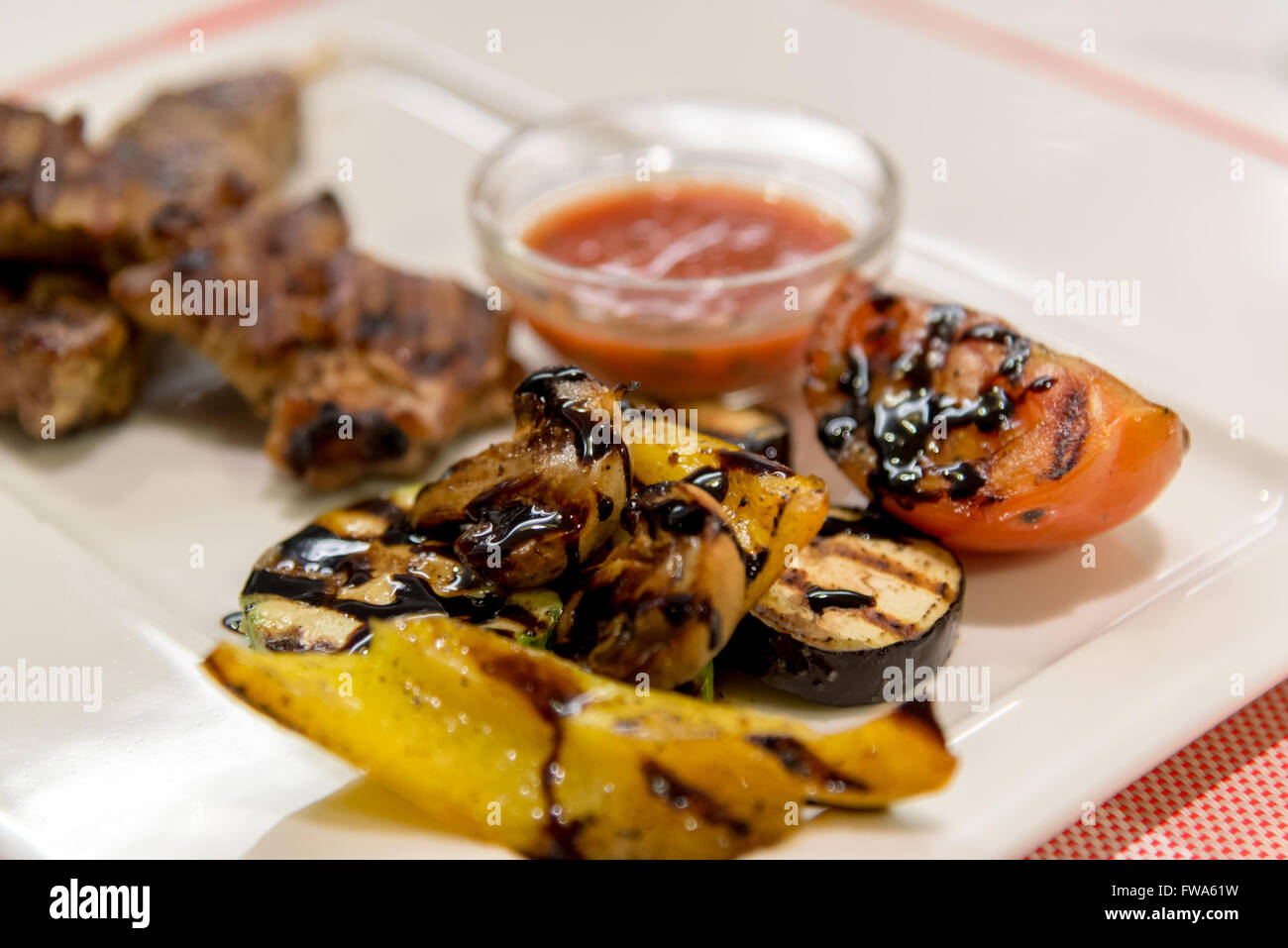 Boeuf cuits sur grill avec plaque à légumes Banque D'Images