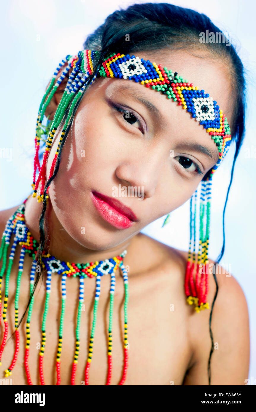 Jeune Philippine portant la mountain province d'usure de la tête et tribal bead necklace Banque D'Images