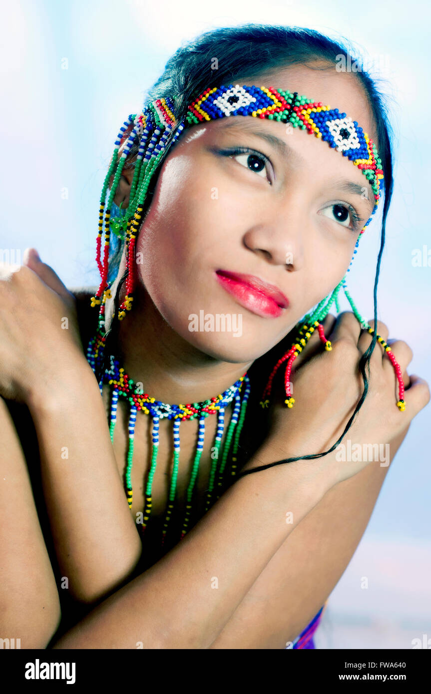 Jeune Philippine portant la mountain province d'usure de la tête et tribal bead necklace Banque D'Images