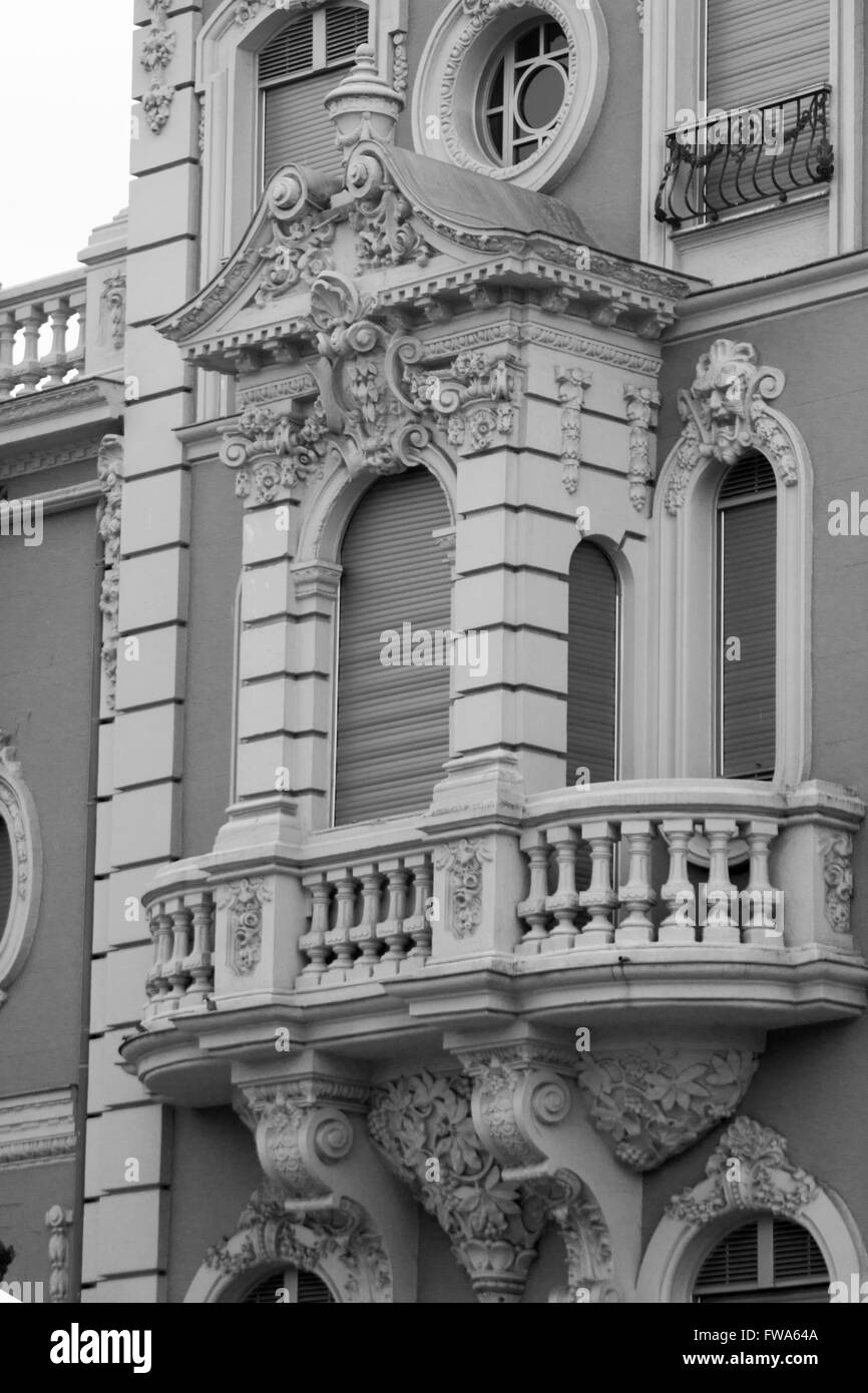 Beaux bâtiments colorés et typiques de la ville de Llanes en Espagne Banque D'Images