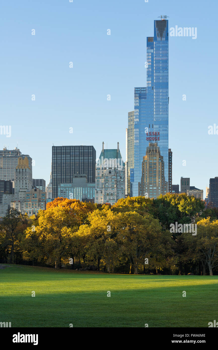 Lever du soleil d'automne en moutons pré, Central Park avec vue sur Manhattan gratte-ciel avec un57 et de l'Essex House. New York Banque D'Images