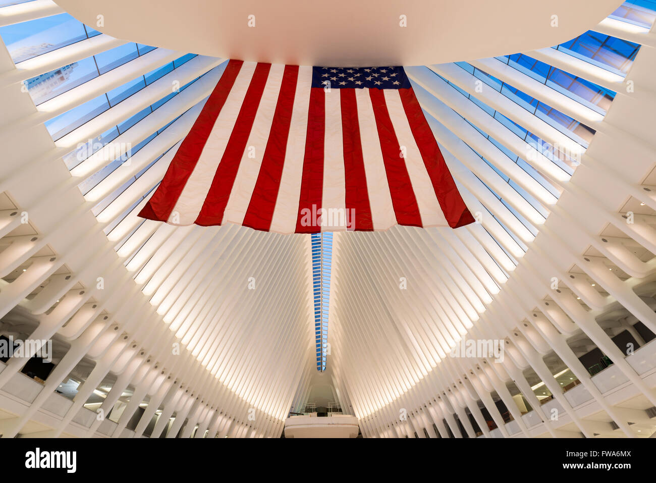 Vue de l'intérieur de l'Oculus, World Trade Center Station de Chemin au crépuscule, le Quartier Financier de Manhattan, New York City Banque D'Images