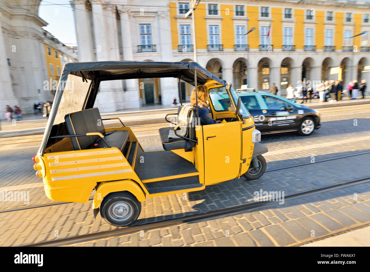 Portugal, Lisbonne : passage Tuc-Tuc jaune Taxi à Praca do Comercio Banque D'Images