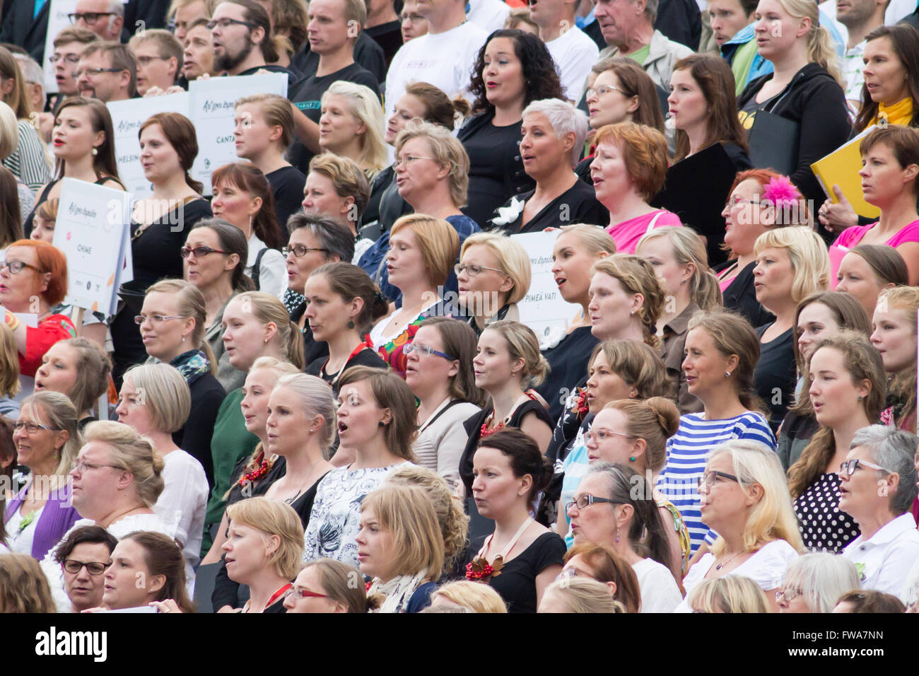 Les processions de chœur pendant l'Art va Kapakka inauguration. La place du Sénat, Helsinki, Finlande. Banque D'Images