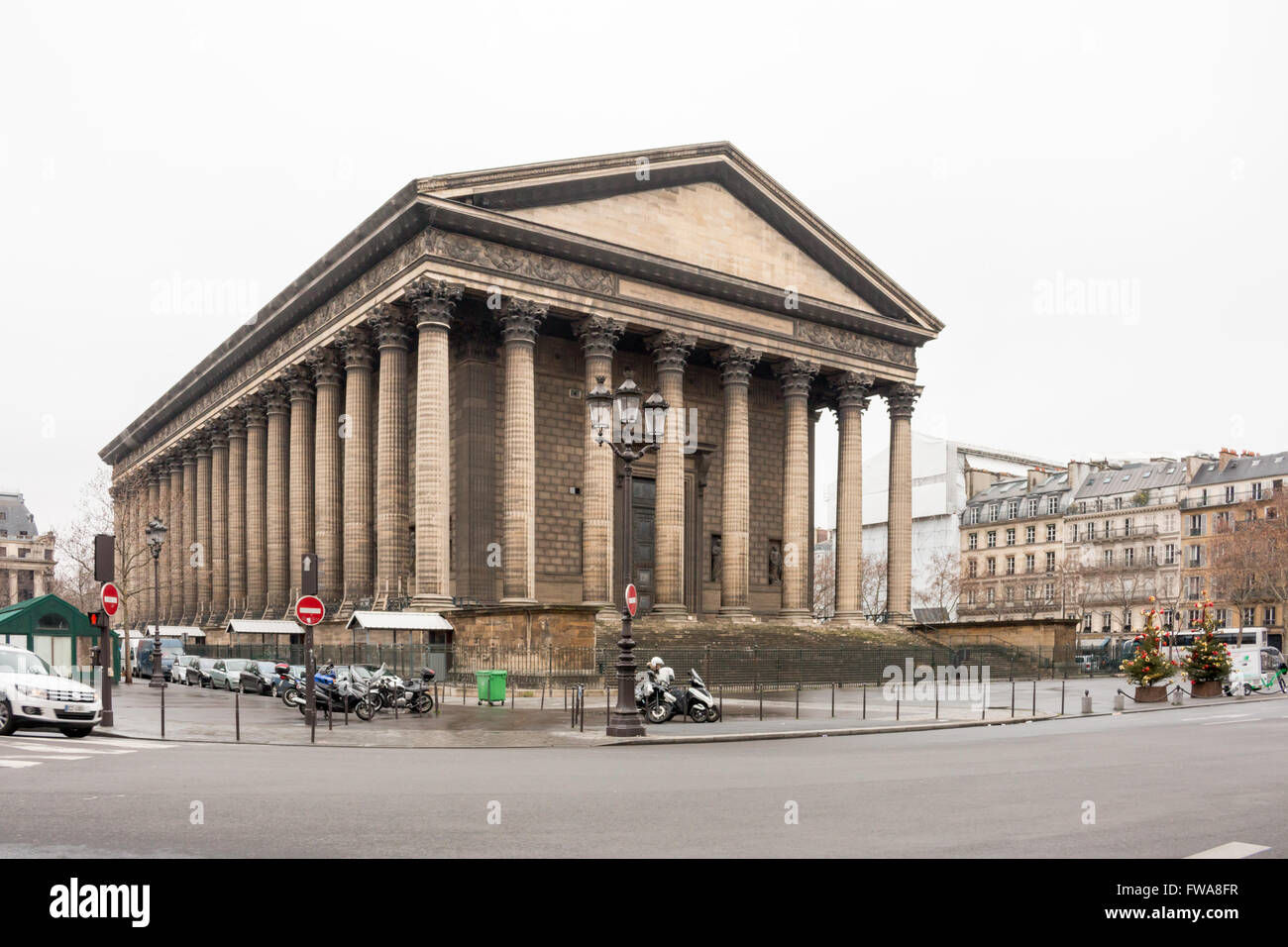 La Madeleine (L'église de la Madeleine), néo-classique célèbre église catholique romaine à Paris, France. Banque D'Images