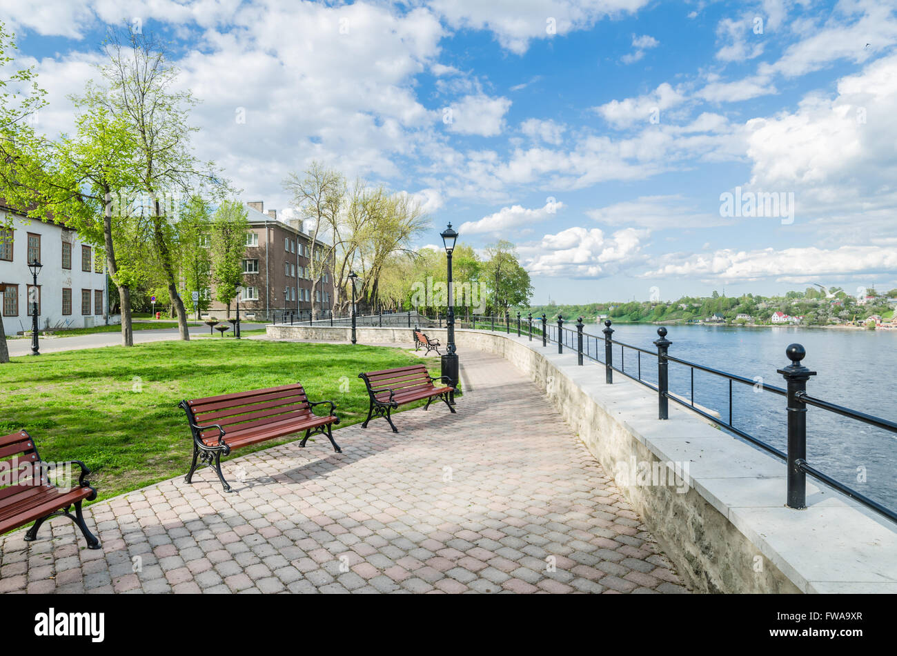 Quai de la rivière Narva journée ensoleillée de printemps Banque D'Images