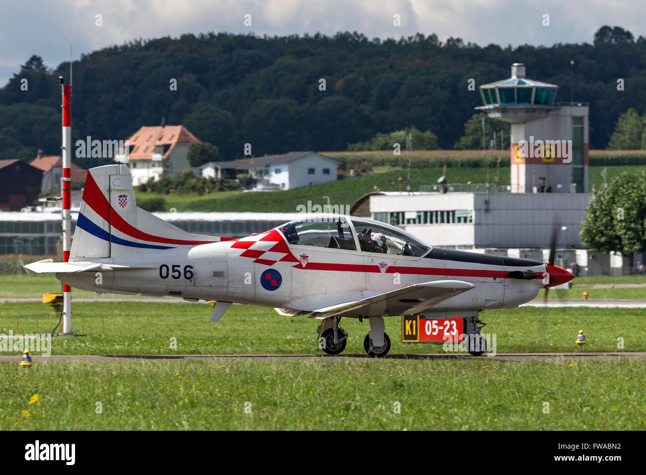 La formation de l'Armée de l'air croate de l'équipe de voltige afficher 'Ailes de Storm' battant leur Pilatus PC-9M des avions d'entraînement. Banque D'Images