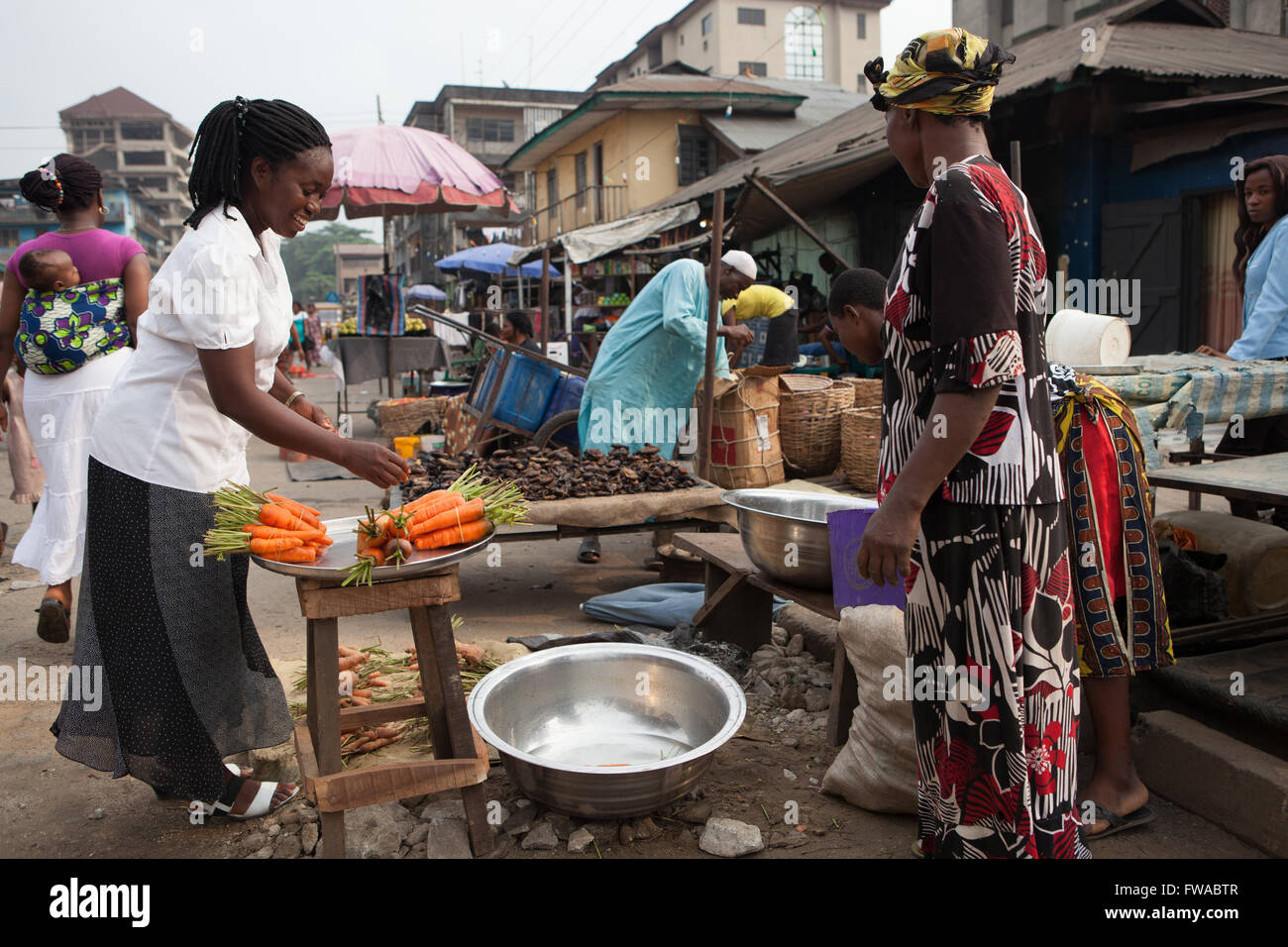 Une scène de marché de rue au Nigeria, l'Afrique Banque D'Images