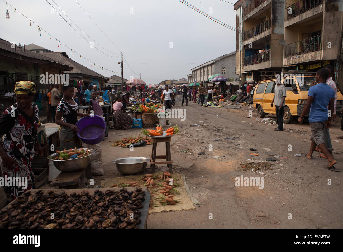 Une scène de marché de rue au Nigeria, l'Afrique Banque D'Images