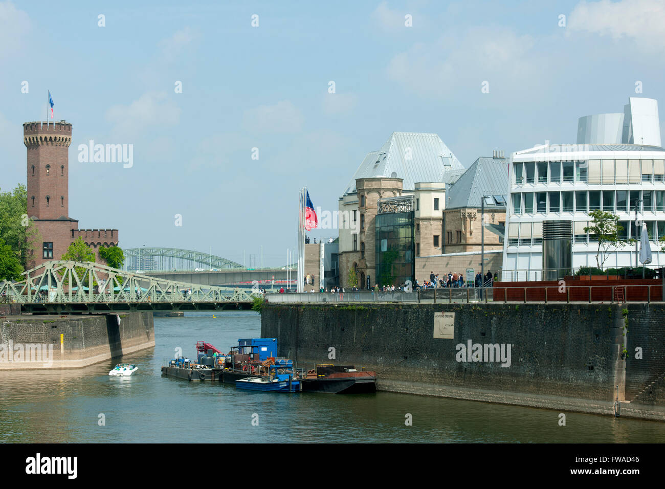 Köln, Altstadt-Süd, Rheinauhafen, Blick auf den Malakoff-Turm und das Schokoladenmuseum Banque D'Images
