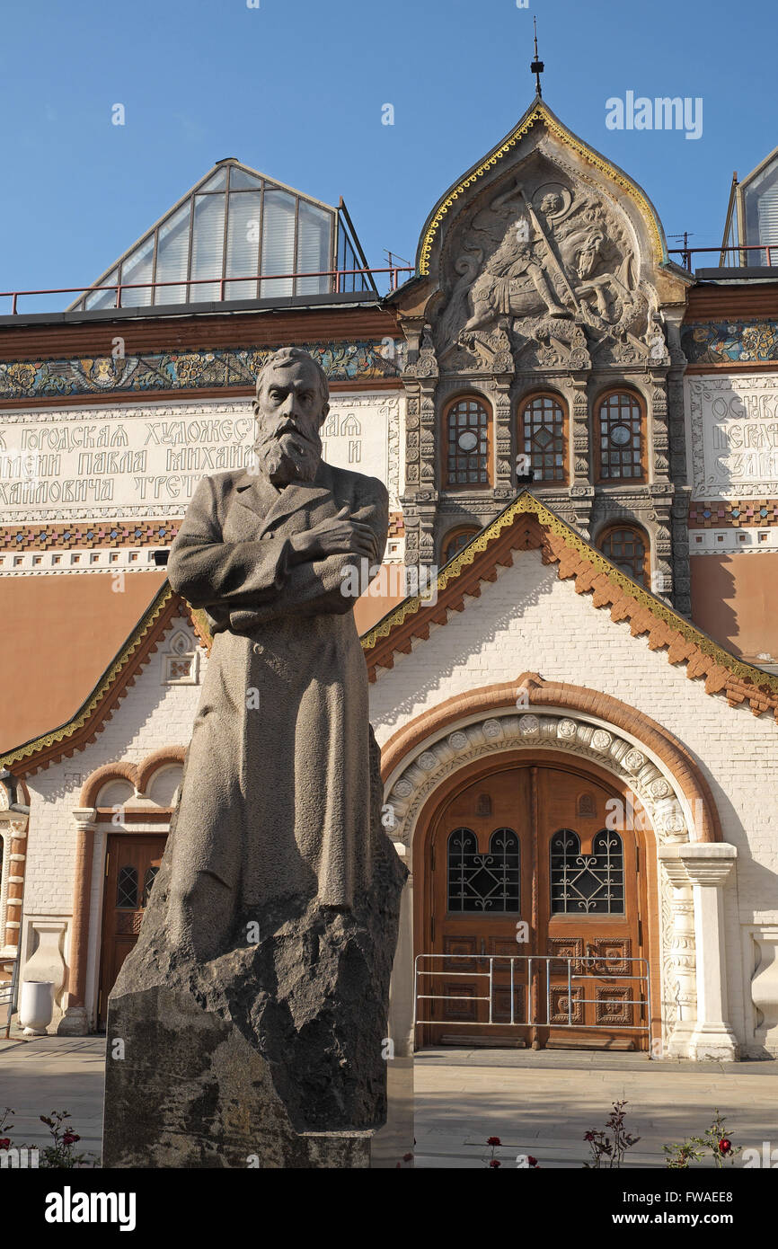 Statue de Tretiakov, avec l'au-delà de la galerie Tretiakov, Moscou, Russie. Banque D'Images