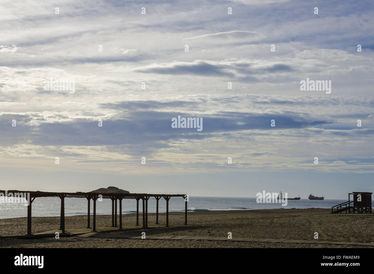 Deux navires vue depuis la plage de Carboneras, Almeria province, Espagne Banque D'Images