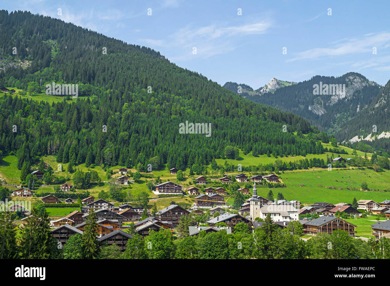 Campagne de l'été, au cœur de la vallée d'Abondance , Chapelle-d'Abondance village français Banque D'Images