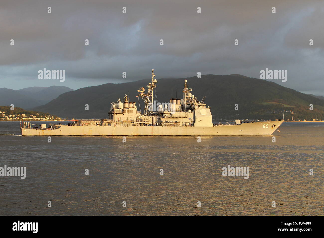 USS Vicksburg, un croiseur de la classe Ticonderoga de l'US Navy, arrivant pour l'exercice Joint Warrior 14-2. Banque D'Images